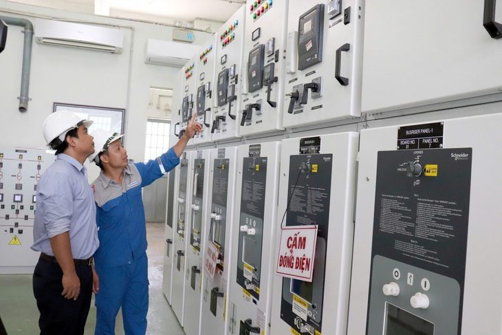 20 năm vận hành Nhà máy nước Tân Hiệp, nhiều quận huyện thoát cảnh thiếu nước sạch- Ảnh 1. Kiểm tra hệ thống điện tại Nhà máy nước Tân Hiệp - Ảnh: LÊ PHAN