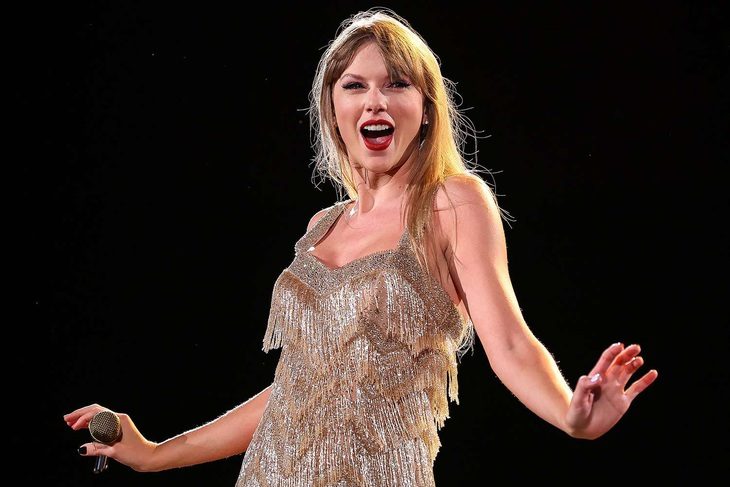 Taylor đang làm "náo động" rạp phim cuối tuần cả thế giới với Taylor Swift: The Eras Tour Ảnh: ĐPCC Taylor đang làm "náo động" rạp phim cuối tuần cả thế giới với Taylor Swift: The Eras Tour - Ảnh: ĐPCC
