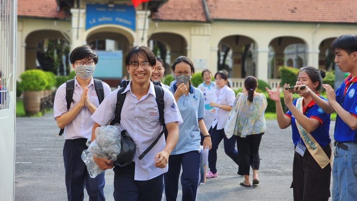 Bài giải gợi ý 24 mã đề môn tiếng Anh thi tốt nghiệp THPT- Ảnh 1. Thí sinh tại điểm Trường THPT chuyên Lê Hồng Phong, quận 5 rạng ngời sau môn thi cuối - Ảnh: NGỌC PHƯỢNG