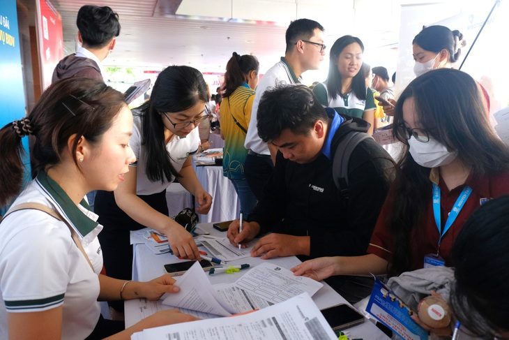 97% lao động quay lại TP.HCM làm việc, cần tuyển khoảng 52.000 người- Ảnh 1. Các bạn trẻ tại TP.HCM tìm kiếm việc làm tại một ngày hội tuyển dụng lao động trước Tết Nguyên đán 2024 - Ảnh: VŨ THỦY