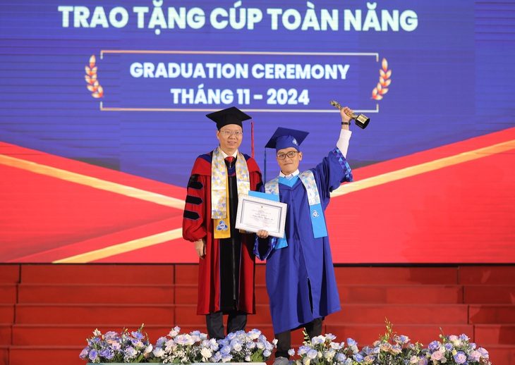 trao-cup-toan-nang-cho-sinh-vien-17322520613891701123580 5 sinh viên tốt nghiệp xuất sắc, đoạt cúp toàn năng Trường đại học Bách khoa TP.HCM - Ảnh 1.