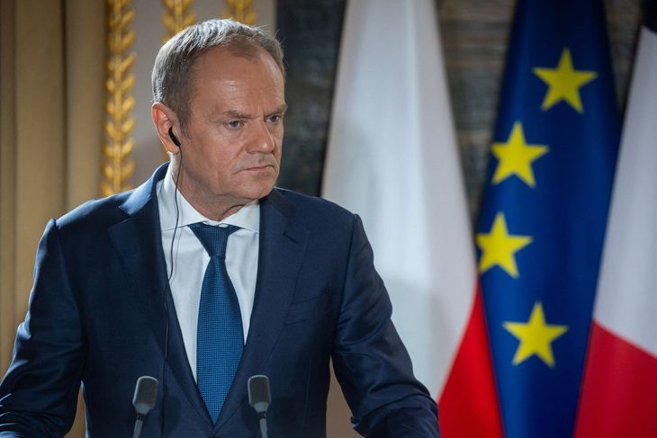 Ba Lan cảnh báo tranh chấp kinh tế dẫn tới tâm lý bài Ukraine- Ảnh 1. Thủ tướng Ba Lan Donald Tusk tại cuộc họp báo chung với Tổng thống Pháp Emmanuel Macron ở Điện Elysee (Paris, Pháp) ngày 12-2 - Ảnh: REUTERS