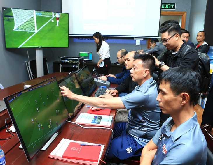 18 trọng tài V-League được đào tạo công nghệ VAR - Ảnh 1. 18 trọng tài V-League được đào tạo công nghệ VAR - Ảnh 1.