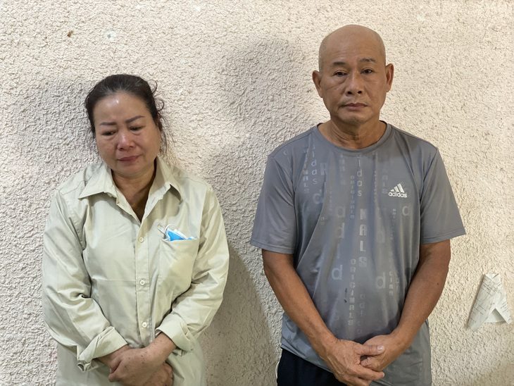 Bắt đôi vợ chồng lừa đảo ‘trục vong, trừ tà’ - Ảnh 1. Vợ chồng Lý - Hùng tại cơ quan điều tra - Ảnh: Công an cung cấp