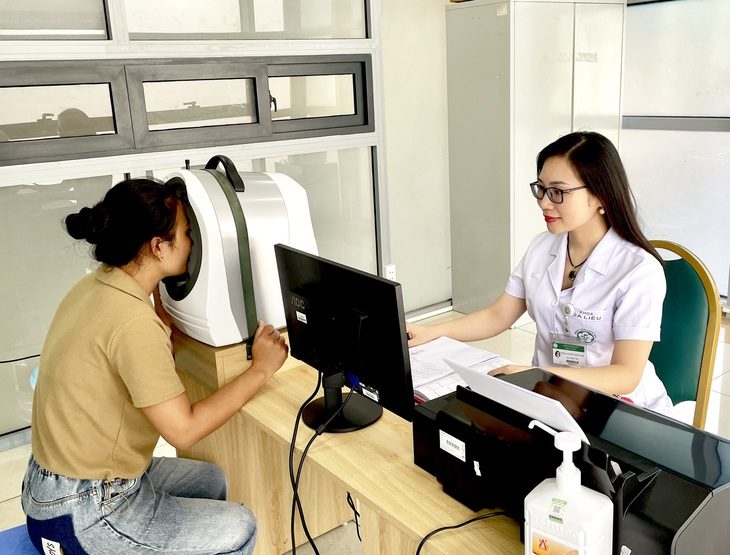 Bác sĩ Nguyễn Ngọc Oanh thăm khám cho bệnh nhân - Ảnh: BVCC Bác sĩ Nguyễn Ngọc Oanh thăm khám cho bệnh nhân - Ảnh: BVCC