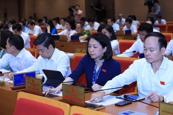 Ai được hỗ trợ phí khi yêu cầu cấp phiếu lý lịch tư pháp trên ứng dụng VNeID?- Ảnh 1. Đại biểu HĐND TP Hà Nội bấm nút thông qua nghị quyết - Ảnh: HĐND TP