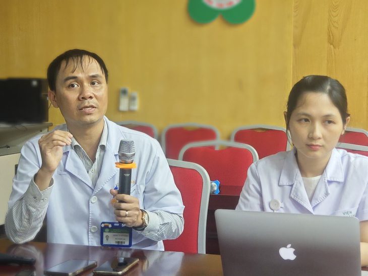 Ths Vũ Tùng Sơn và BS Nguyễn Kim Anh, Viện Sức khỏe tâm thần, Bệnh viện Bạch Mai, chia sẻ về bệnh ăn vô độ tâm thần - Ảnh: D.LIỄU ThS Vũ Tùng Sơn và BS Nguyễn Kim Anh, Viện sức khỏe tâm thần, Bệnh viện Bạch Mai, chia sẻ về bệnh ăn vô độ tâm thần - Ảnh: D.LIỄU