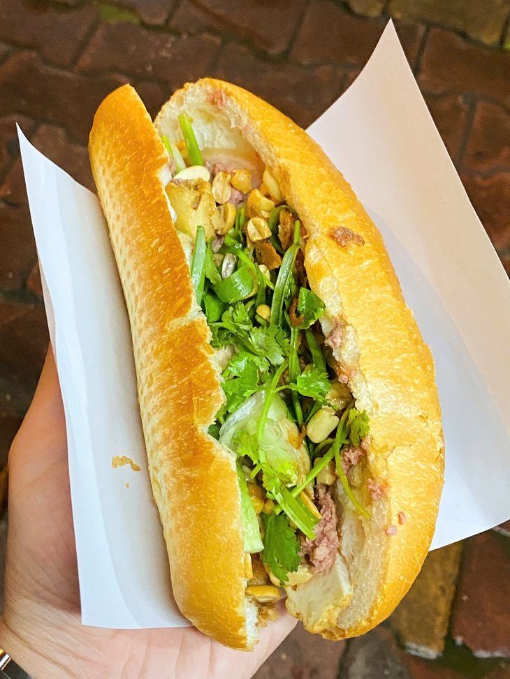 z57720652549144aaee04cbca05a3fa237576a65757686-172475040959263570047 Bánh mì chờ đợi ở Bình Dương: Pate quét đều, tóp mỡ giòn và nước sốt béo, thơm khó cưỡng - Ảnh 1.