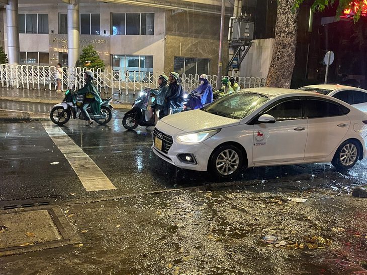 z6309298466074a9b53d134f9189a40704df135c68a19d-17393220786271172611217 Áp thấp ở Nam Biển Đông đi vào bờ ảnh hưởng sao tới thời tiết TP.HCM? - Ảnh 1.